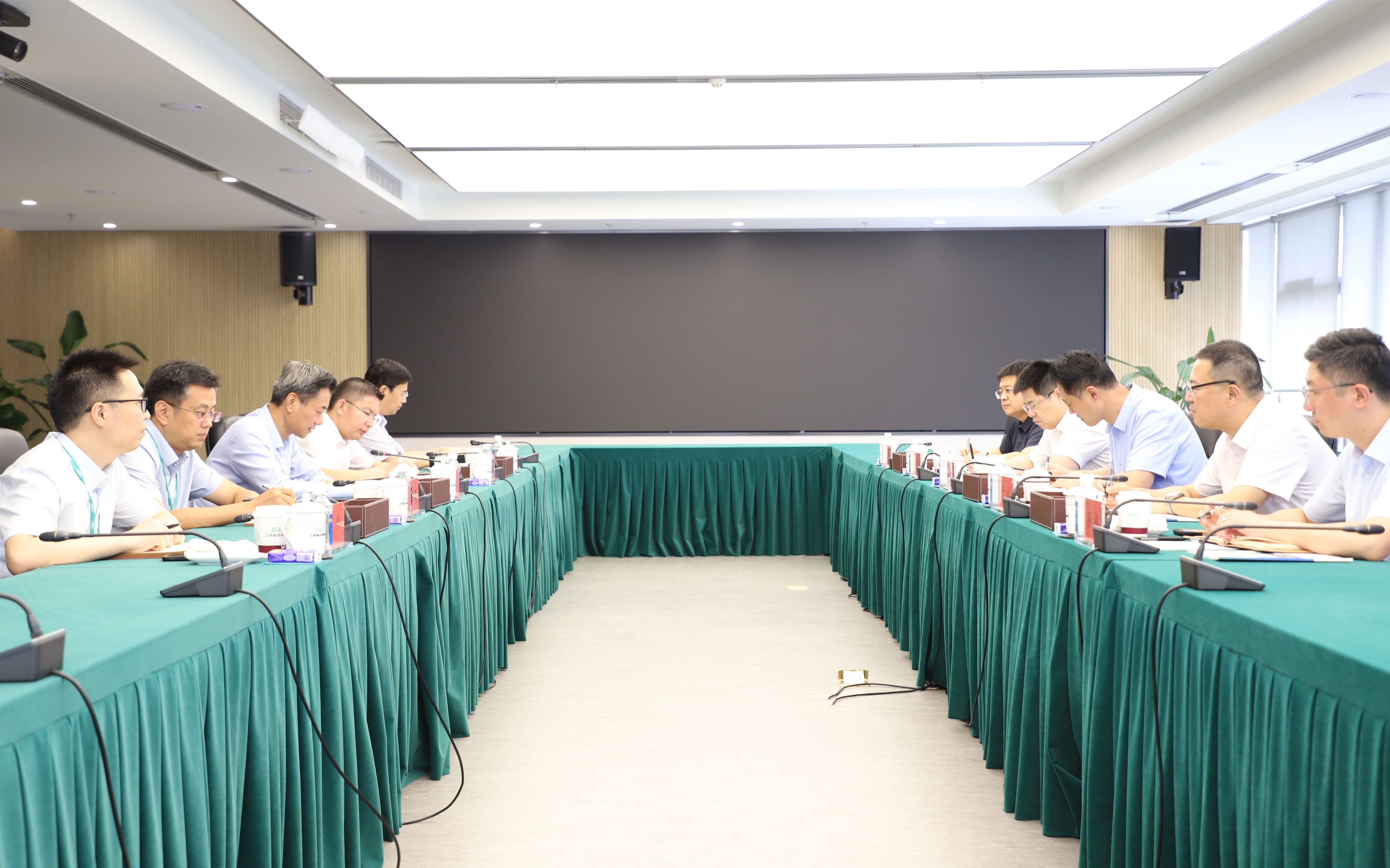 集团党委书记、董事长王利一行到江苏省环保集团座谈交流