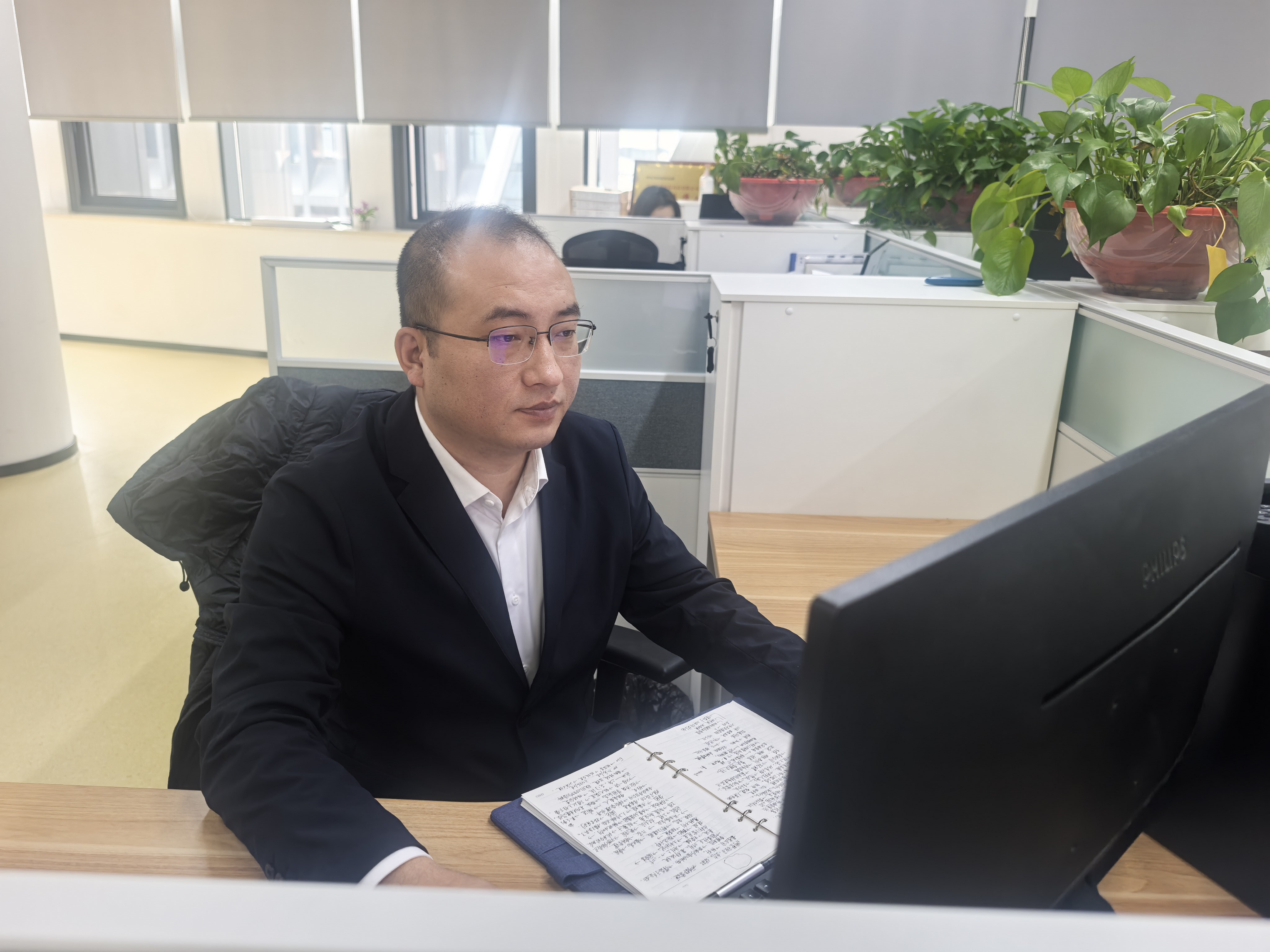 1775040293368.jpg 杨乾罡正在办公工位处理日常工作.jpg