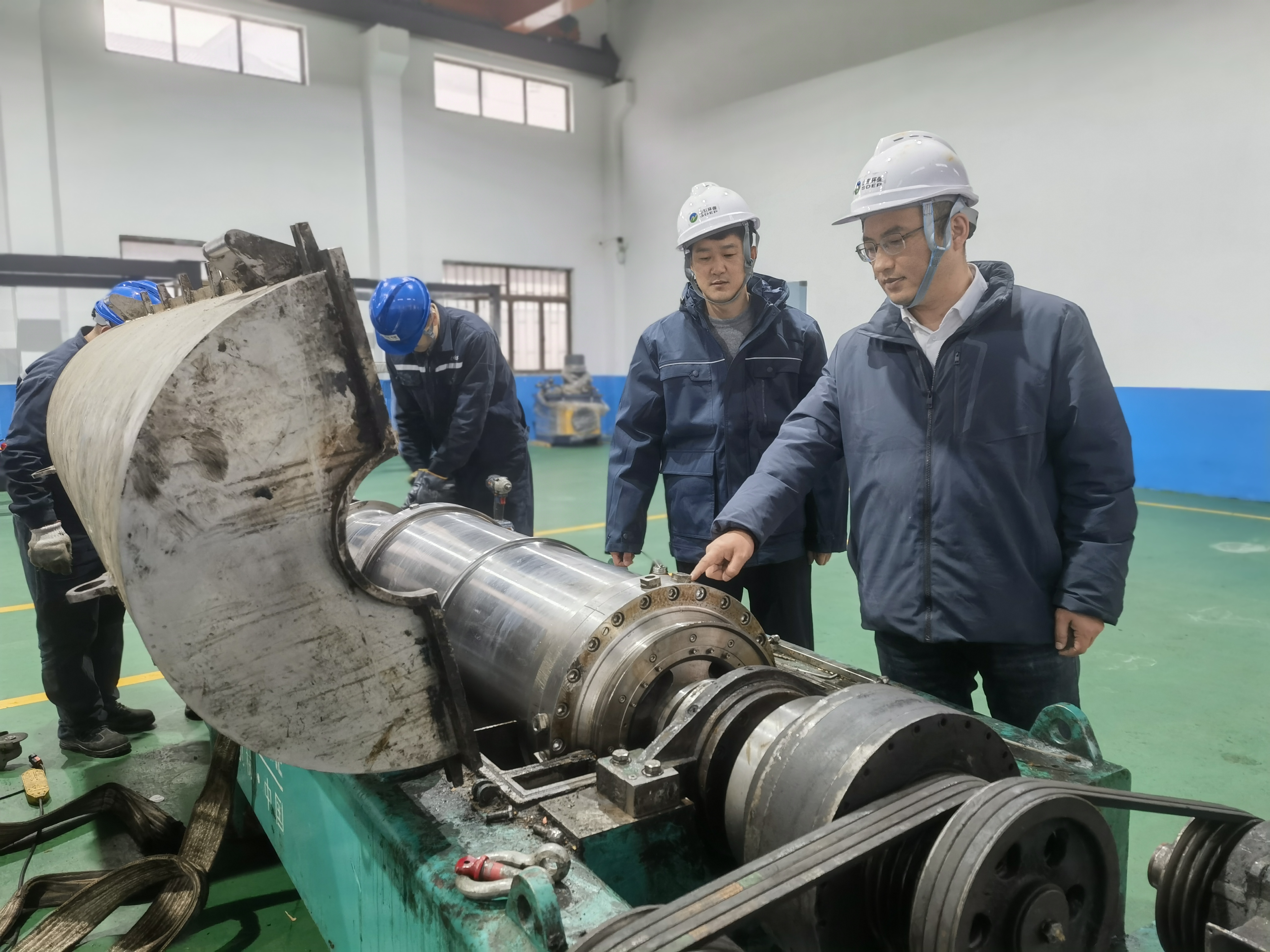 1775040433964.jpg 杨乾罡正在三相离心机维修车间查看设备维修情况.jpg
